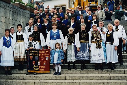 Die Trachtengruppe der Kreisgruppe Bblingen und der Kleinschelker Chor gestalteten die Feier am 26. Mai in Bblingen mit. Foto: Frank Schartner