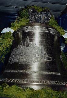 Auf der neuen Glocke der Stadtkirche in Bblingen befindet sich auch das siebenbrgische Wappen (rechts oben). Foto: Frank Schartner