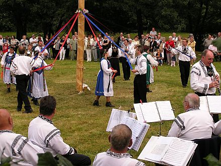 Festpremiere in Bblingen: Tanzgruppe beim Bndertanz unter dem Kronenbaum. Vorne die Blaskapelle Bblingen unter der Leitung von Hans Bruss. Foto: Jan Kijek