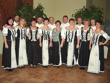 Die Tanzgruppe Bblingen feierte ihr fnfjhriges Bestehen und legte sich aus diesem Anlass eine neue Ausstattung zu. Foto: Hildegard Kijek