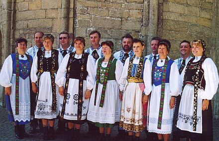 Bblinger Tanzgruppe in Tracht.