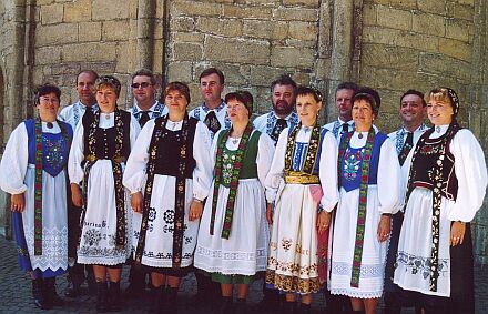 Bblinger Tanzgruppe in Tracht.