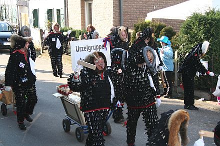 Urzeln erstmals beim Karneval in Bonn-Niederholtorf. Foto: Christian Henning