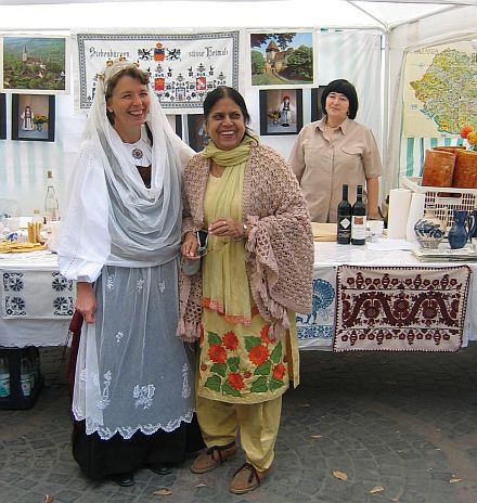 Kontraste: Agnethler und Indische Frauentrachten vor dem Stand der Siebenbrger Sachsen auf dem ‚Ostdeutschen Markttag‘ in Bonn. Foto: Peter Zsivanovits