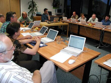 Internettagung in Bonn: Blick ins Rund der konzentrierten Teilnehmer. Foto: Gnther Melzer
