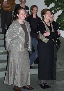 Ausstellung ‚Parallelen‘ in Mnchen: Die siebenbrgischen Knstlerinnen bei der Vernissage in vorderster Reihe: Beatrix Eitel (links) neben Sieglinde Bottesch. Foto: Christian Schoger