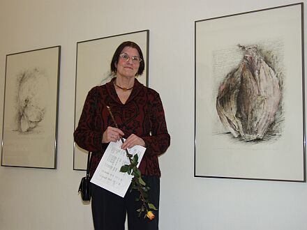 Die 1938 in Hermannstadt geborene, heute in Ingolstadt lebende Knstlerin Sieglinde Bottesch, vor ihren Arbeiten stehend, bei der Vernissage am 12. Februar in der Stdtischen Galerie in Rosenheim. Foto: Christian Schoger