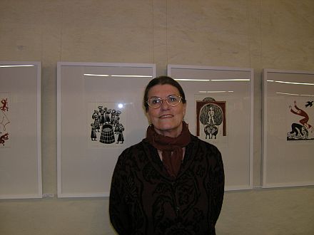 Sieglinde Bottesch vor ihren Zeichnungen in Ingolstadt.