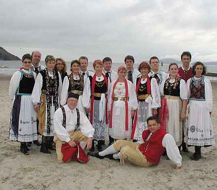 So prsentierten sich ausgewhlte Mitglieder der siebenbrgischen Tanzgruppen Stuttgart, Bblingen, Tuttlingen und Biberach als „DonauDanceFolks“ an der Atlantikkste in Brasilien. Foto: Hilda Brenndrfer