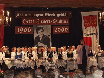 Die Stellvertretende Bundesvorsitzende Doris Hutter fhrte in die Brauchtumsveranstaltung ein. Foto: Doris Roth