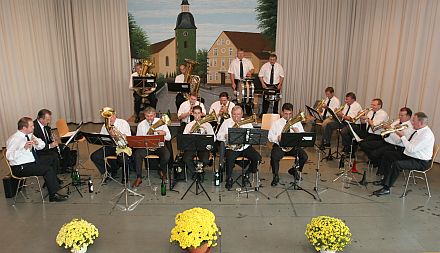 Die Blaskapelle Brenndorf unter der Leitung von Walter Dieners (Erster von rechts) feierte ihr 50-jhriges Jubilum in Drabenderhhe. Foto: Christian Melzer