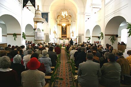 Pfingstgottesdienst in der geschmckten Kirche. Bild: Christian Schuster