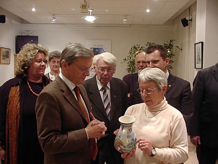 sterreichs Bundeskanzler Wolfgang Schssel im Gesprch mit Christa Hennrich, Sekretrin und Mitglied des Frauenkreises des Vereins Wien der Siebenbrger Sachsen, die weiteren Personen von links nach rechts: Obfrau Martina Niestelberger, Sofie Anders-Kraus, Ehrenobmann Oberingenieur Kurt Schuster, Horst Hennrich und Norbert Kapeller, Vertriebenensprecher der VP.