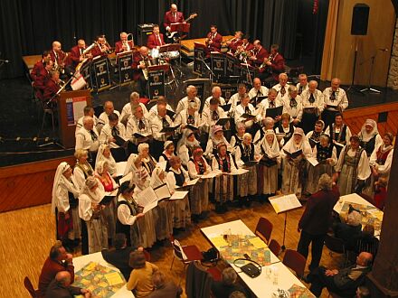 Liederkranz der Siebenbrger Sachsen Heilbronn und das "Karpaten Tanz- und Unterhaltungsorchester" unter Gerry Schunn beim Bunten Abend in Gundelsheim. Foto: Hans-Werner Schuster