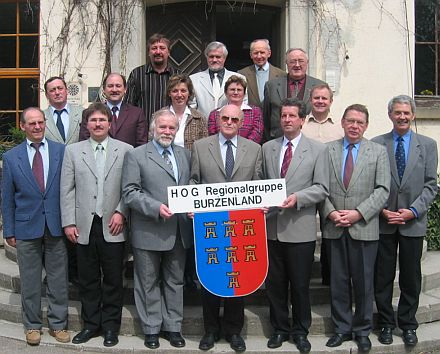  Dechant Klaus Daniel (4. von links, vordere Reihe), Regionalgruppensprecher Volkmar Kraus (3. von links) und die Vorsitzenden der Burzenlnder Heimatortsgemeinschaften vor der Tagungssttte in Neuhaus bei Crailsheim.