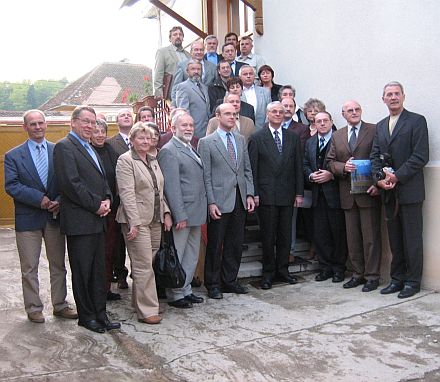 Die Verteter der Burzenlnder Heimatortsgemeinschaften beim Treffen mit Bischof Christoph Klein (4. von rechts) in Wolkendorf. In der ersten Reihe, jeweils von rechts: Altdechant Klaus Daniel (Zweiter), Dechant Christian Plajer (Fnfter) und Regionalsprecher Volkmar Kraus (Sechster). Foto: Heike Mai-Lehni