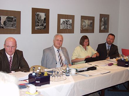 Bundesvorstandssitzung 2006 in Heilbronn: Bundesvorsitzender Volker Drr (Zweiter von links) sowie die stellvertretenden Bundesvorsitzenden Rainer Lehni, Doris Hutter und Bernd Fabritius (von links nach rechts). Foto: Siegbert Bruss