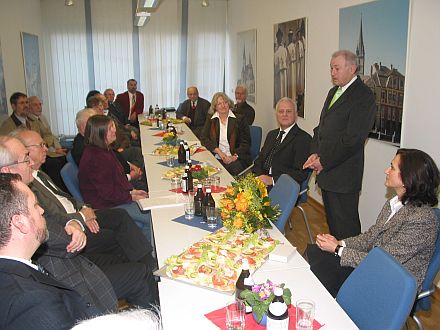 Das Bundesverdienstkreuz berreichte der bayerische Innenminister Gnther Beckstein (Zweiter von rechts) an den Bundesvorsitzenden Volker Drr (Dritter von rechts) im Rahmen der Bundesvorstandssitzung in Mnchen, rechts die Gattin des Geehrten, Judith Drr. Foto: Hans-Werner Schuster