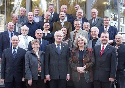 Die Teilnehmer der Bundesvorstandssitzung in Neu-Isenburg, jeweils von links nach rechts, erste Reihe: Harald und Enni Janesch, Volker Drr, Karin Servatius-Speck, Bernd Fabritius; zweite Reihe: Erhard Graeff, Michael Konnerth, Helmut Beer, Ingwelde Juchum, Ines Wenzel, Robert Sonnleitner, Hannes Schuster, Volkmar Gerger, Gnther Tontsch, Ernst Bruckner; dritte Reihe: Hans-Werner Schuster, Rainer Lehni, Herman Schuller, Johann Schmidt, Ortwin Gunne, Alfred Mrass; vierte Reihe: Rudolf Kartmann, Wilhelm Folberth, Wolfgang Bonfert, Peter Pastior und Daniel Thellmann. Foto: Siegbert Bruss