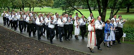 Siebenbrger Blaskapelle Bblingen nahm am Festumzug teil.
