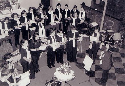 Der Jugenchor Canzonetta aus Kronstadt beim Konzert in der evangelischen Friedenskirche Vcklabruck.