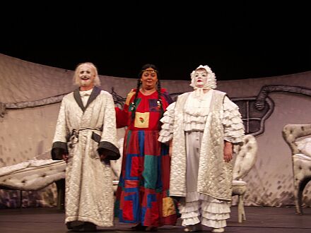 Die Komdianten des Hermannstdter Radu-Stanca-Theaters beim Schlussapplaus (von links nach rechts): Georg Potzolli (Leonida), Monika Dandlinger (Safta), Renate Mller-Nica (Efimitza). Foto: Christian Schoger.