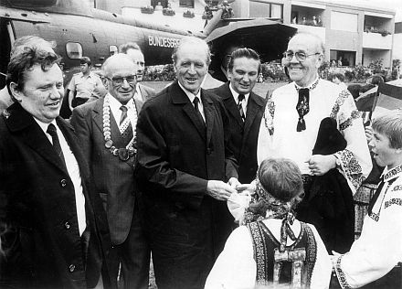 Historisches Foto aus der Ausstellung im Evangelischen Gemeindehaus St. Paul in Dinkelsbhl: Bundesprsident Prof. Dr. Karl Carstens (3. von links) besucht am 21. August 1980 Drabenderhhe in Begleitung des ehemaligen Patenministers Prof. Dr. Friedhelm Farthmann (1. von links) und des Aussiedlerbeauftragten Dr. Horst Waffenschmidt (2. von rechts).