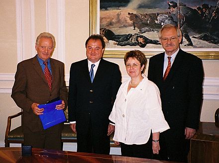 CDU/CSU-Bundestagsabgeordnete sprachen die Anliegen der deutschen Minderheit in Rumnien offensiv an, von links nach rechts: Erwin Marschewski MdB, Rumniens Innenminister Vasile Blaga, Christa Reichard, MdB, und Prof. Dr. Egon Jttner, MdB.