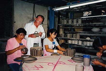 Der gebrtige Hermannstdter Uwe Schneider vermittelt sein Fachwissen als Senior Experte in einer chinesischen Keramik-Fabrik.