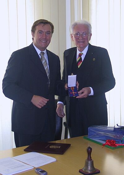 Während der Verleihung, links Bürgermeister Claus Kaminsky, rechts Oswin Christel. Foto: Rainer Christel.