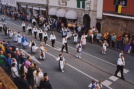 Siebenbrgisch-schsische Trachtentrger beim Volksfest in Crailsheim.