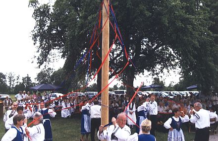 Die neu gegrndete Tanzgruppe der Kreisgruppe Crailsheim-Schwbisch Hall beim Kronenfest. Foto: Ortwin Arz