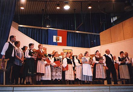 Siebenbrgisch-schsisches Theater in Crailsheim, Schauspieler und Chor gemeinsam auf der Bhne. Foto: Elisabeth Schobel