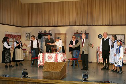 Der Honterus-Chor in Drabenderhhe begeisterte mit dem siebenbrgisch-schsischen Theaterstck „Der Dani Misch wid hrresch“ von Otto Reich. Foto: Christian Melzer