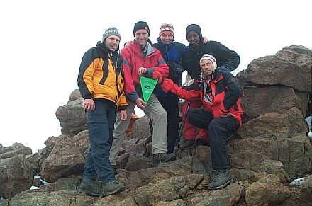 Gipfelfoto der Teilnehmer der Afrika-Tour mit Besteigung des Mount Kenya und des Kilimanjaro: Miroslav Frasek, Stefan Kovacs, Reinhold Kraus und Detlef Schlosser.