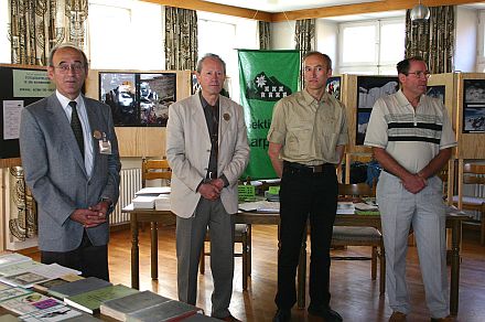 Ausstellungserffnung am Pfingstsamstag in Dinkelsbhl, von links nach rechts: Bundeskulturreferent Hans-Werner Schuster, Gnter Volkmer, Reinhold Kraus und Erich Bonfert. Foto: Gnther Melzer