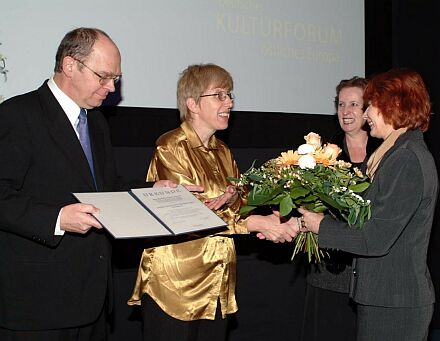 Kurt und Ursula Philippi nahmen den Preis von Staatsministerin Dr. Christina Weiss (2. von rechts) und Dr. Hanna Nogossek, Direktorin des Kulturforums stliches Europa, entgegen.
