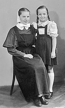 Diakonie-Schwester Maria Schieb mit Maja Kffer, Kronstadt 1937 oder 1938.