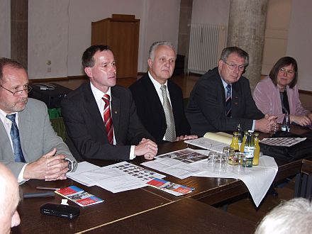 Gemeinsame Sitzung des Dinkelsbhler Stadtrates und des landsmannschaftlichen Bundesvorstandes, von links nach rechts: Hauptamtsleiter Manfred Kiesel, Oberbrgermeister Christoph Hammer, Bundesvorsitzender Volker Drr, Ehrenvorsitzender Wolfgang Bonfert und Stellvertretende Bundesvorsitzende Doris Hutter. Foto: Siegbert Bruss