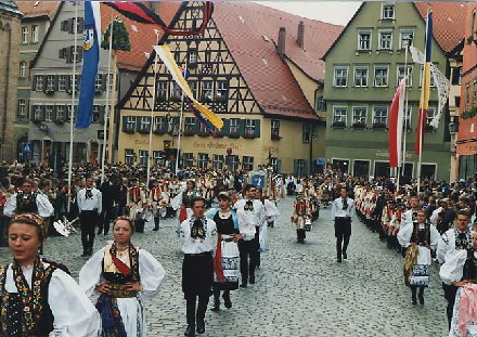 Die Siebenbrgisch-Schsische Jugend in Deutschland richtet den diesjhrigen in Dinkelsbhl aus (hier eine Aufnahme der Bundesjungendleitung, die auch den Trachtenumzug des letztjhrigen Pfingsttreffens erffnete). Foto: Josef Balasz