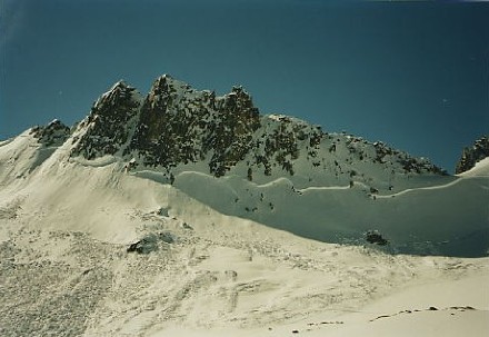 Hell leuchten die Abrissrnder der durch Sprengungen vorsorglich gelsten Schneefelder oberhalb der Skipisten von 