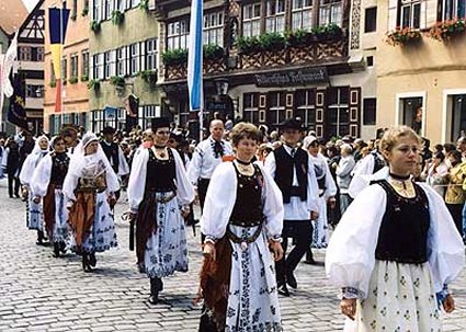 Insgesamt 42 Trachtengruppen, unter ihnen zahlreiche aus den siebenbrgischen Heimatortsgemeinschaften, beteiligten sich dieses Jahr am Festumzug des Heimattags in Dinkelsbhl. Foto: Josef Balazs