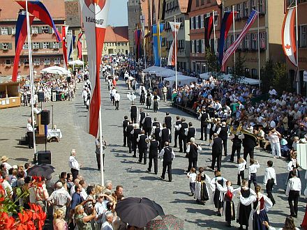 Trachtenumzug beim Heimattag der Siebenbrger Sachsen 2003 in Dinkelsbhl. Foto: Robert Sonnleitner