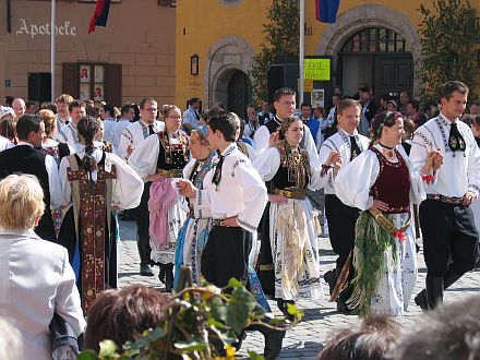 Jung und voller Schwung - gemeinsames Tanzen der siebenbrgisch-schsische Tanzgruppen vor der Schranne in Dinkelsbhl. Foto: Josef Balazs
