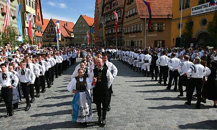 Die junge Generation pflegt siebenbrgisch-schsisches Brauchtum beherzt weiter, hier beim Gemeinsamen Tanzen der SJD. Foto: Christian Melzer