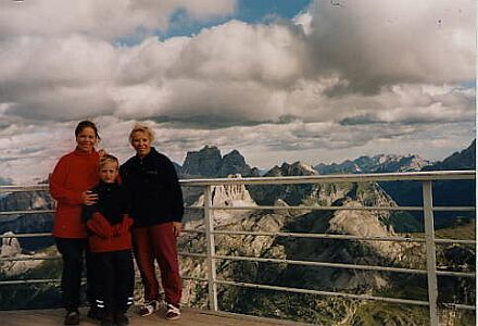 Drei Generationen bei der hchst gelegenen Htte des Dolomiten-Wanderwegs Nr. 1: Refugiu Lagazuoi (2 752 m) mit wunderbarem Ausblick auf die Dolomiten.