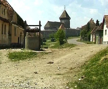 In einem empfehlenswerten Videofilm stellt Gustav Schuller die siebenbrgisch-schsischen Kirchenburgen vor. Hier eine Aufnahme von Draas, wo deutliche Spuren des Verfalls das Straenbild prgen.