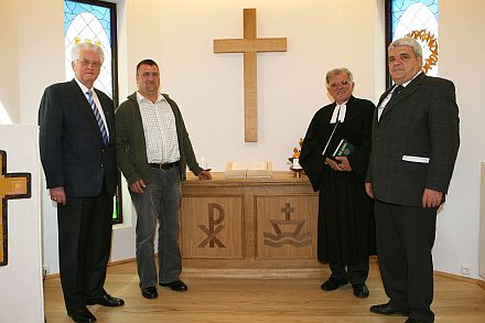 Einweihung des neuen Altars in Drabenderhhe, von links: Kurt Franchy, Tischlermeister Johann Gttfert, Gerhard Thomke und Hans W. Klein. Fotos: Christian Melzer