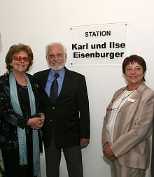 Das Ehepaar Rita und Hans Hill sowie PDL Gerline Ruland bei der Enthüllung der Tafel.