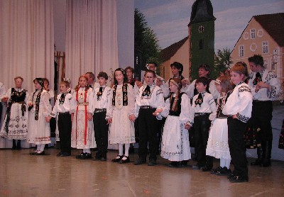 Bei der Auffhrung des Tanzreigens wirkten drei Generationen mit, hier die Kindertanzgruppe unter der Leitung von Christa Brandsch-Bhm. Foto: Christian Melzer.